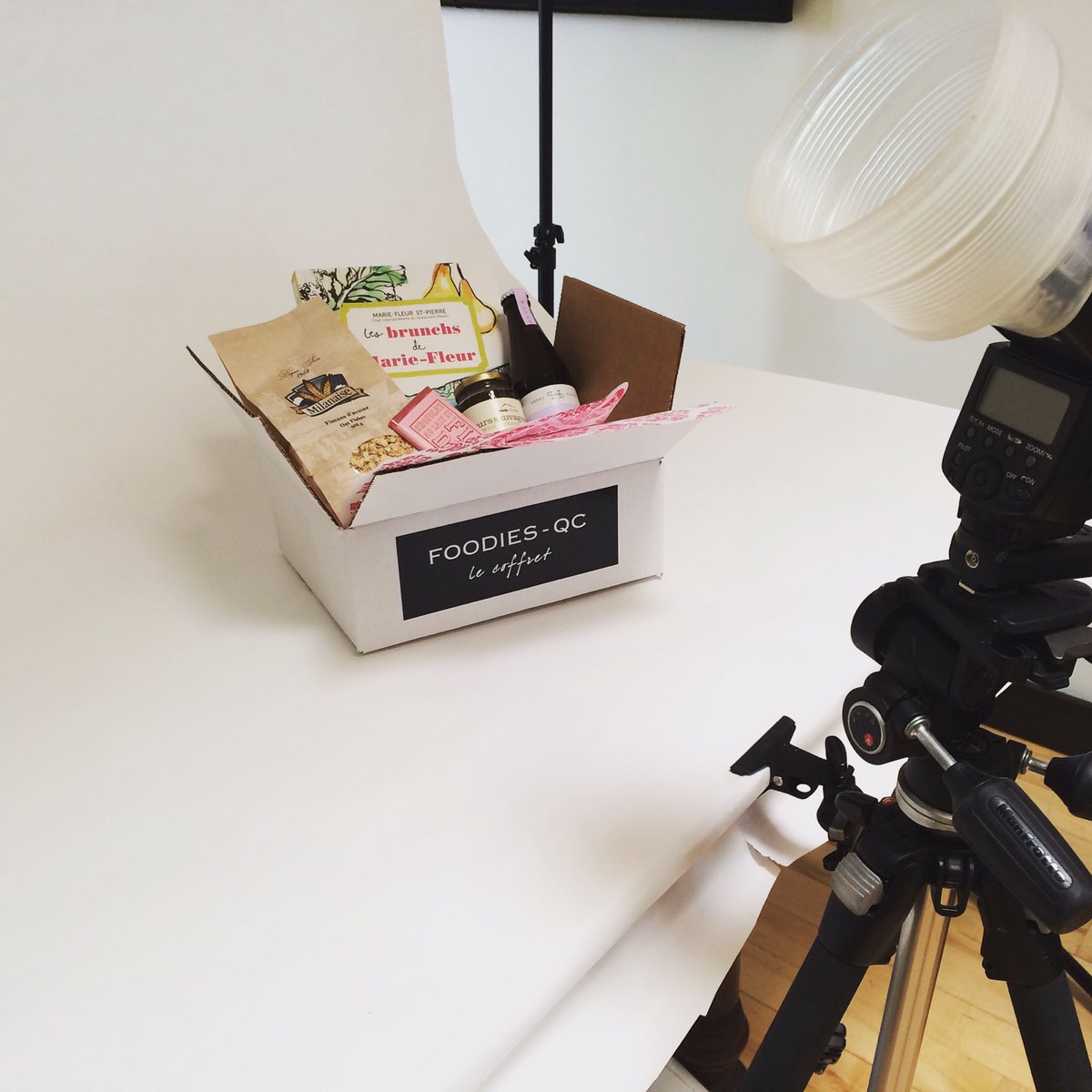 FoodiesQc's tweet photo. Séance photo du coffret Foodies-Qc #fetedesmeres https://t.co/P6txqHrLKe