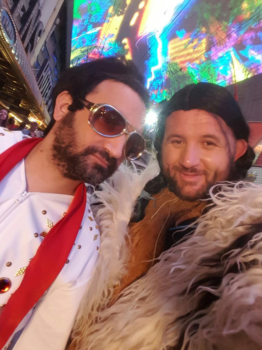 Cyrilhanouna's tweet image. Mes beautés , vous me manquez grave ! C'est la folie a vegas ! Retour lundi dans #TPMP en direct  #TPMPAVegas