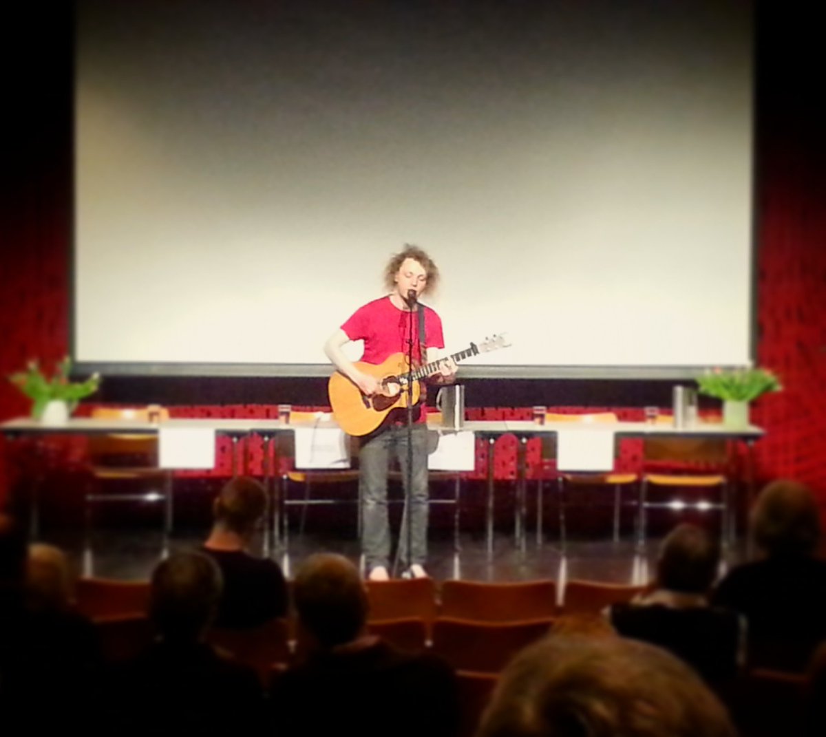 PalNetNor's tweet photo. @moddimusikk på konferansen, #bakgitter - palestinske barn og israelsk militærmakt, som vi er med på å arrangere. https://t.co/596KZ8HKtT