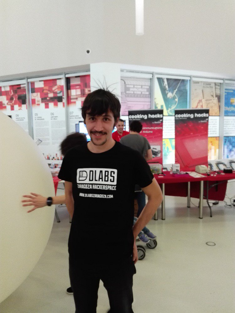 Dlabs_co's tweet image. Dani jugando con ma estática #ArduinoDayZgz #ArduinoDayZaragoza