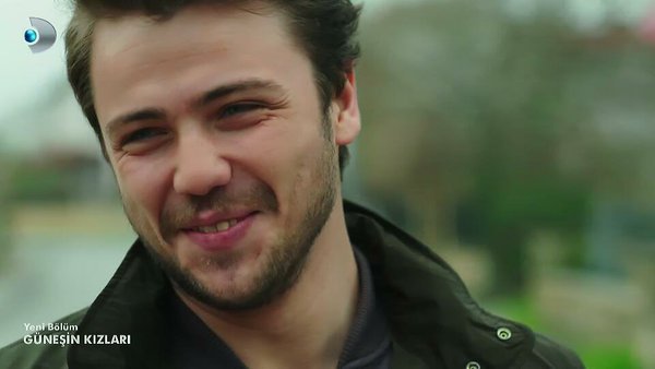 TvDunyasii's tweet photo. Ali'nin Selin'e bakışındaki gülüşünü ve mutluluğunu özledik.#AlSel

#BugünGünlerdenGüneşinKızları https://t.co/AKzI0HJuF4