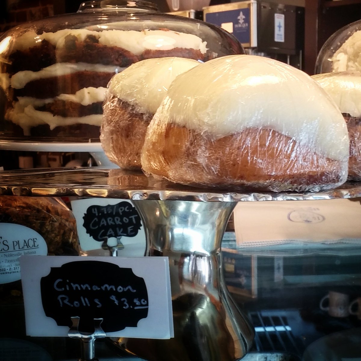 LauraABuckner's tweet photo. I don't take #food pics. But these cinnamon rolls at @Rosies_Place look amazing https://t.co/OgPtnIhqEG
