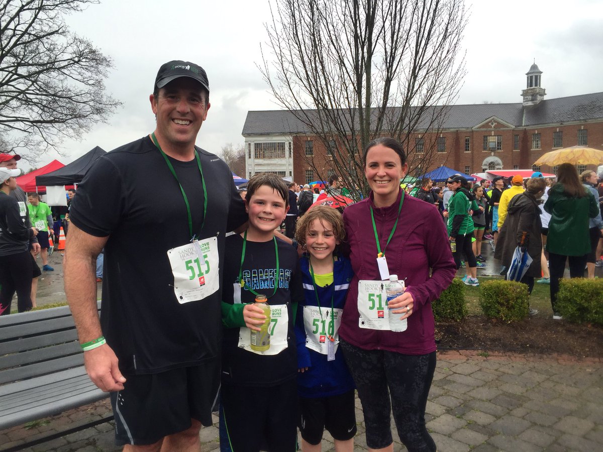 katiedonm's tweet photo. Rainy weather but a beautiful day 💚💚💚💚 #sandyhook5k #loverunsthrough https://t.co/SxXm1HR37W