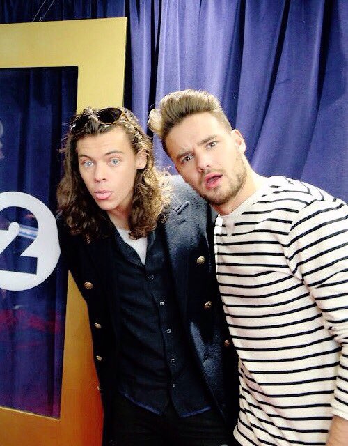 Lirry1DPH's tweet photo. We can do this! GO DIRECTIONERS GO  #BestFanArmy #Directioners #iHeartAwards https://t.co/4grLa0Fv1B