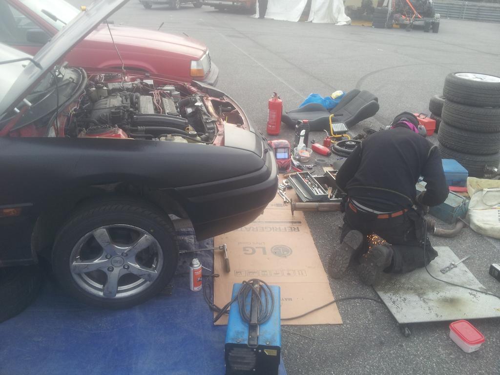 VergilRacing's tweet photo. Exhaust broke, too loud. 1 hour stop :/ https://t.co/B16ijJxjzj