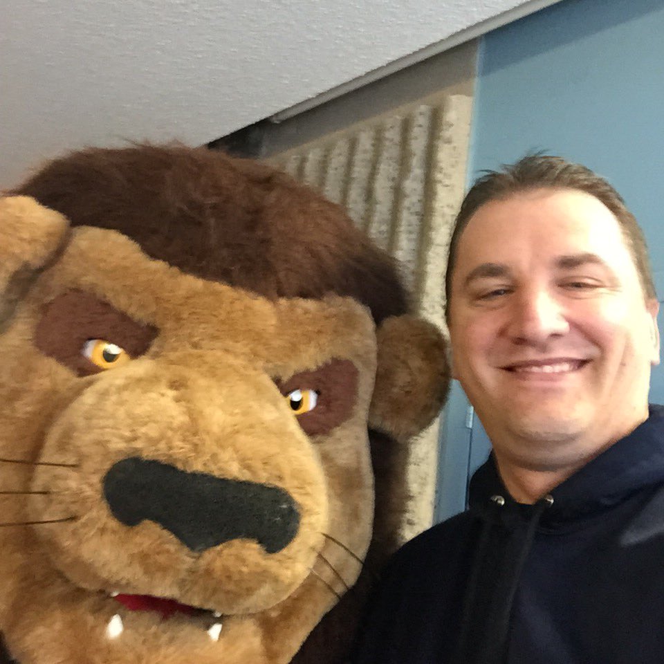 RobKardasLC's tweet photo. Pounce and me @LambtonCollege Open House today! #Lovethelions #LCselfie #LCpride https://t.co/dJAPJ9F94E
