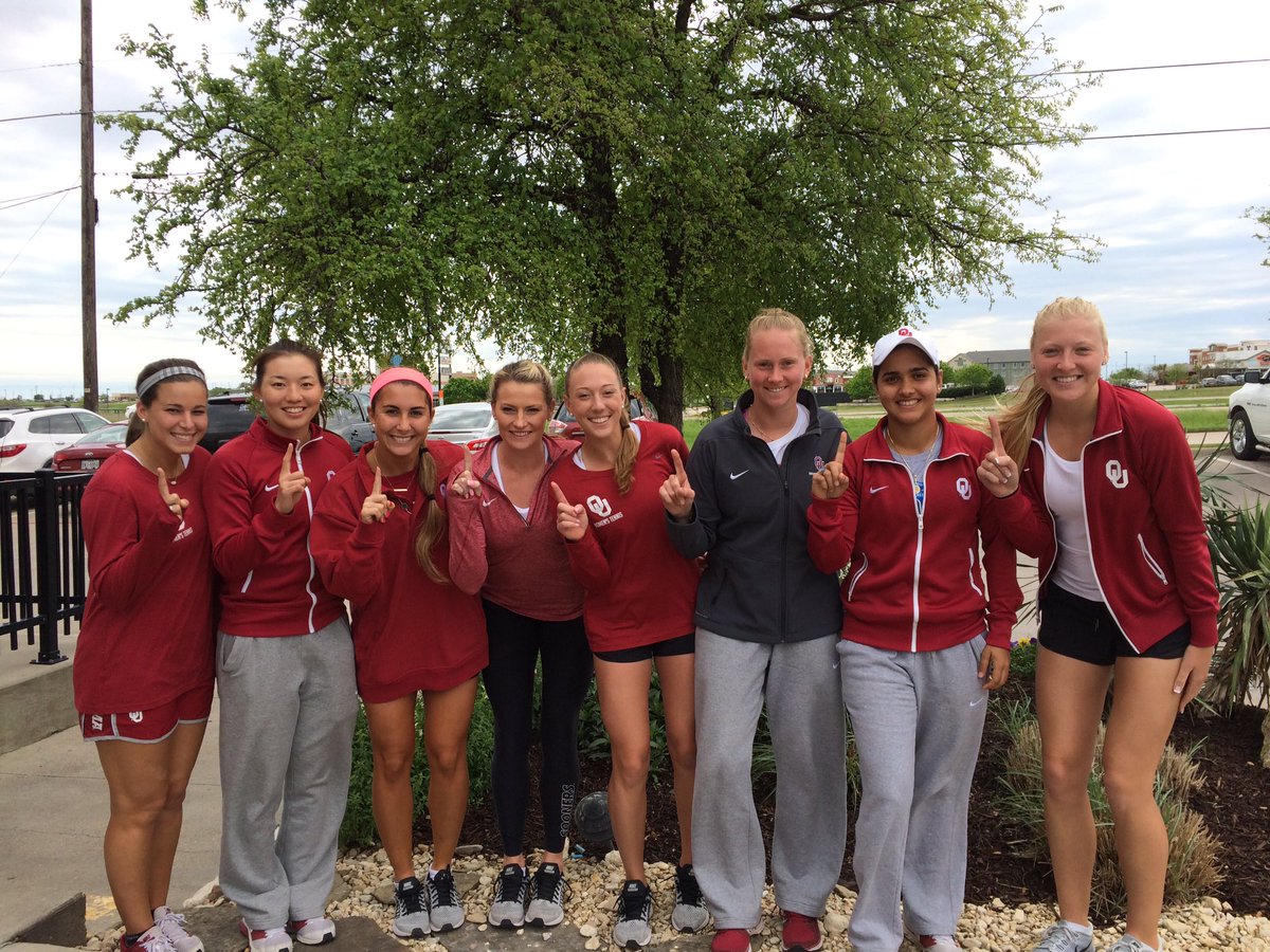 OU_WTennis's tweet photo. Hey, @OU_MBBall, good luck today from our team to yours!!! Beat Villanova! #OneOklahoma 🎾❤️🏀 https://t.co/SilKtRHfxE