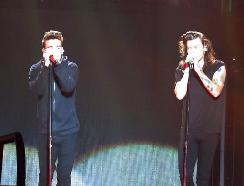 Lirry1DPH's tweet photo. KEEP VOTING FAM THIS #BestFanArmy #Directioners #iHeartAwards https://t.co/l8sZu7ggv1
