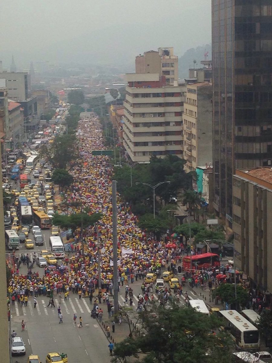 sanvalgo's tweet image. Medellín multitudinario en rechazó a Gbno de @JuanManSantos NO +.