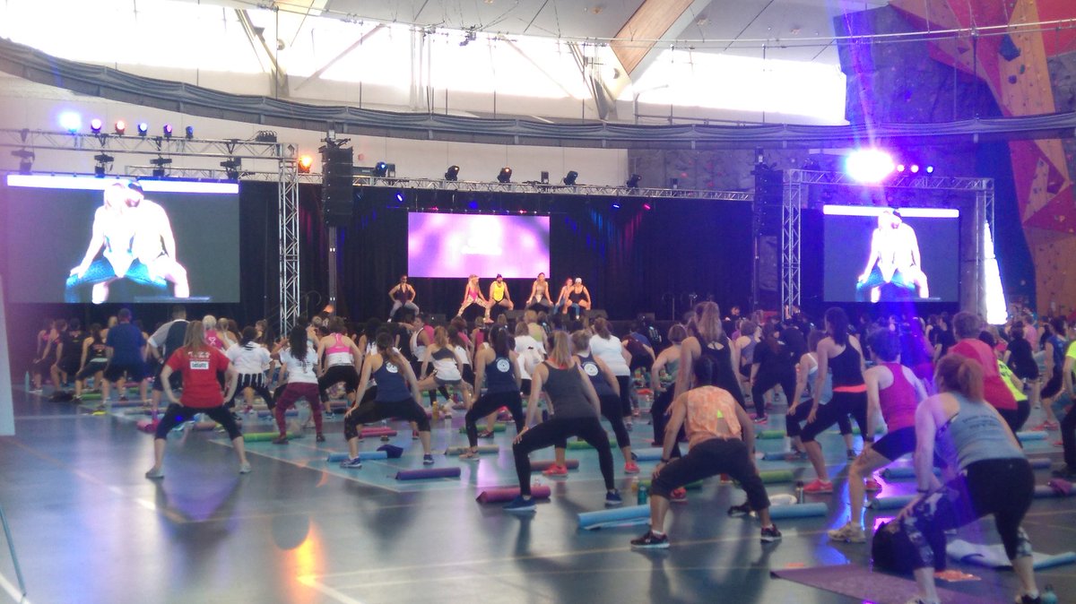 AmyeHoey's tweet photo. @Fitin30Minutes throwing it back to the 80's with some retro aerobics at @WorkoutBC. #seriouscardio #flashdance https://t.co/WJDgUjPwnL