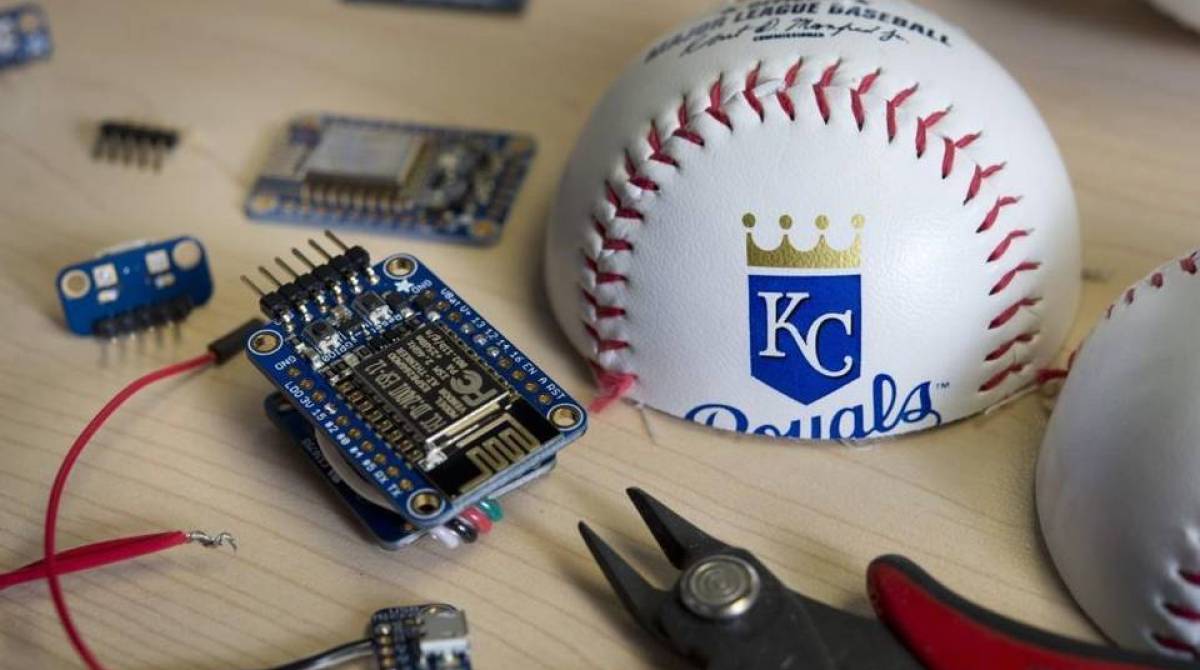 make's tweet image. This Smart Baseball can message the KC Royals&apos; on opening day ow.ly/10cPbg #ArduinoD16 #MakeArduino