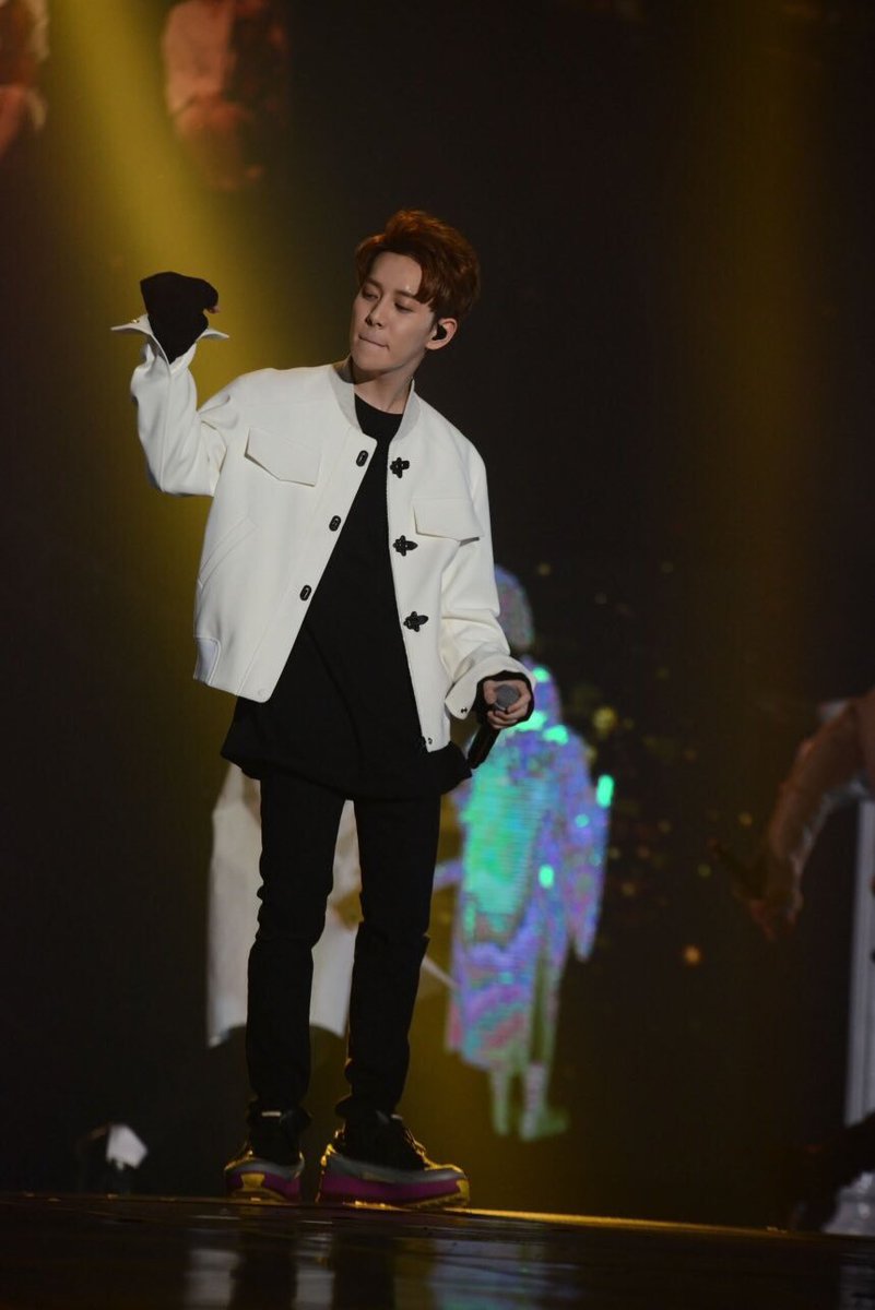 busnitar's tweet photo. รองเท้าสูงอะไรเบอร์นั้นคะที่รัก... @KYUNGPARK1992 
cr: ROUGH_VER 
#블락비 #2016BlockBusterConcert https://t.co/wWoZnDtQvC
