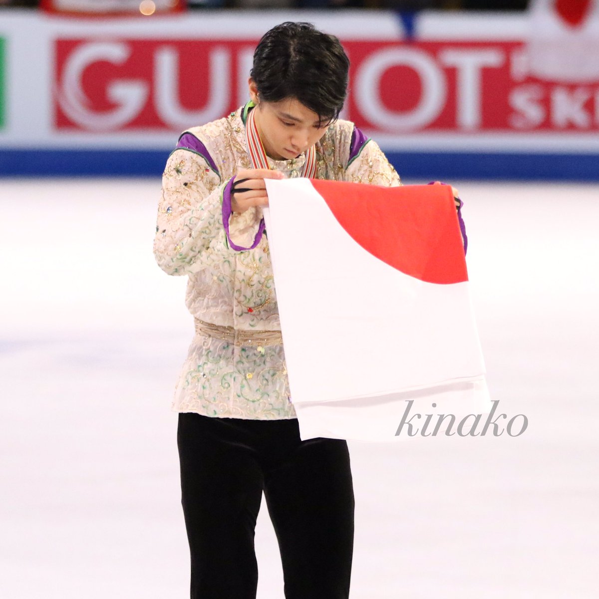 羽生結弦 日の丸に ありがとう 国旗を丁寧に扱う姿に称賛 感動の声相次ぐ Tommy S Express ブログ