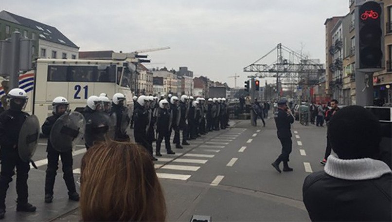 HLN_BE's tweet photo. Jongeren bekogelen politie met stenen in Molenbeek, vrouw gegrepen door voorbijrazende… https://t.co/JzIYDYig1w #hln https://t.co/gkg4uZLhf5