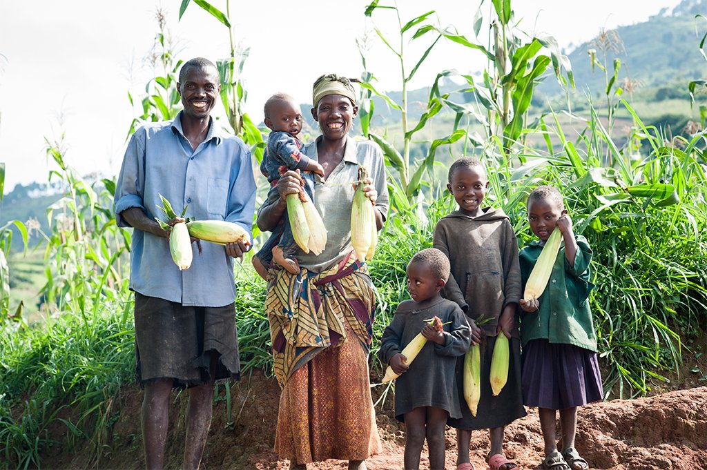 OneAcreFund's tweet photo. With the right tools and training, smallholder farmers can multiply their harvests. It’s that simple. #FarmersFirst https://t.co/1dYsycI2LG