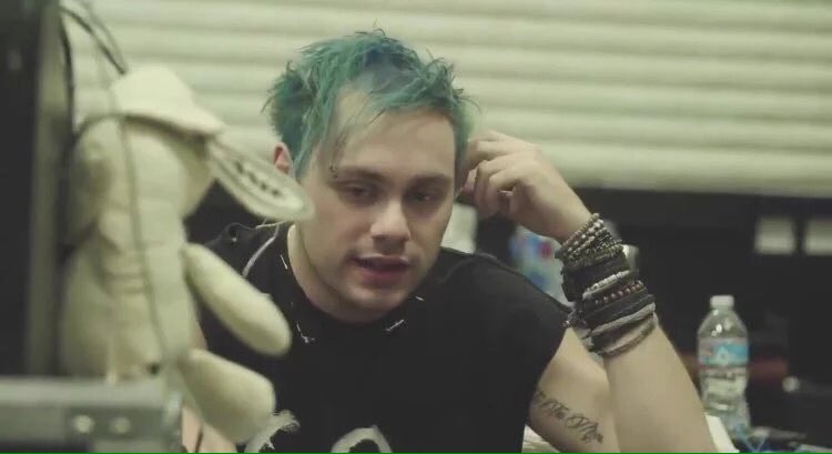 CUB_5SOS_HV's tweet photo. "5SOSFAM NEVER QUIT" #iHeartAwards #BestFanArmy #5SOSFam https://t.co/4cmBIpj37p