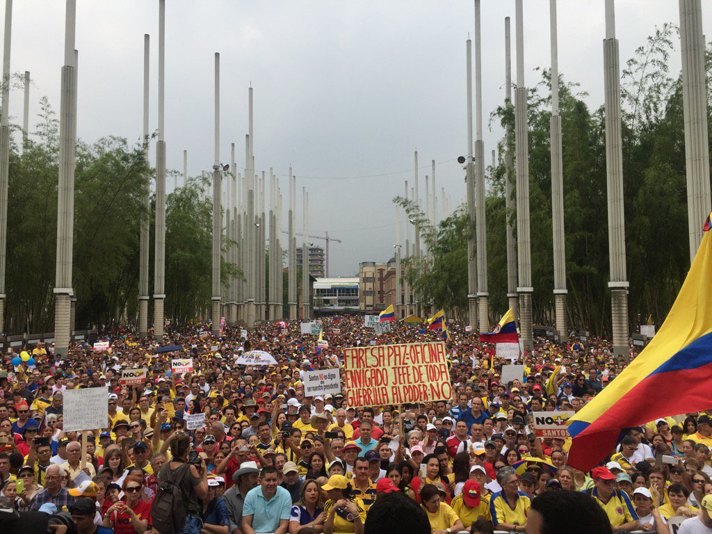 jcvelezuribe's tweet image. Así estahoy la Plaza de las Luces en Medellín. Multitudinaria!!!