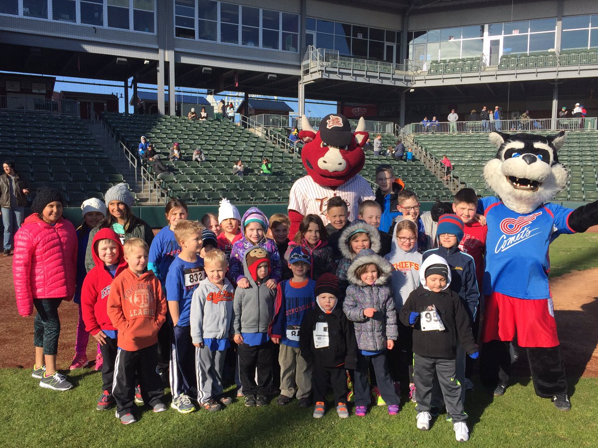kscitymonarchs's tweet photo. Sizzle & his friends were getting some spring training in this morning at the #RunFor1 5K. #funwelldone https://t.co/fijfdDvHO5
