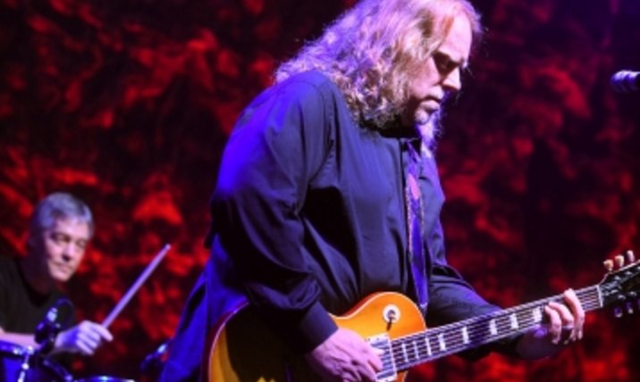 Watch <a href="/thewarrenhaynes/">Warren Haynes</a> trade sit ins with <a href="/Jonathan_Tyler/">jonathan tyler</a> in Denver last night :: bit.ly/1REuUGz