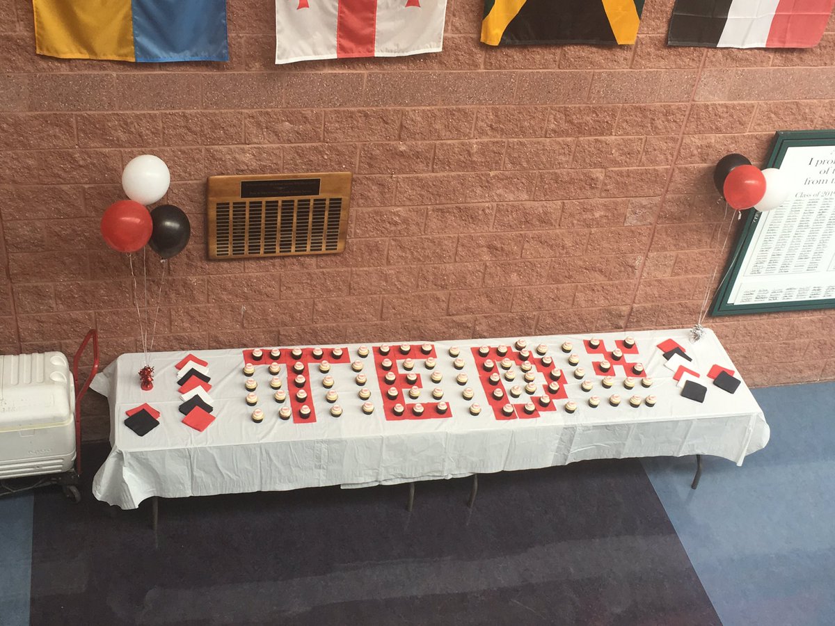 TEDxYouthFHS's tweet photo. Come and enjoy the many talks and cupcakes! #myflinthill #tedxyouthfhs https://t.co/Ih8r7VBSCH