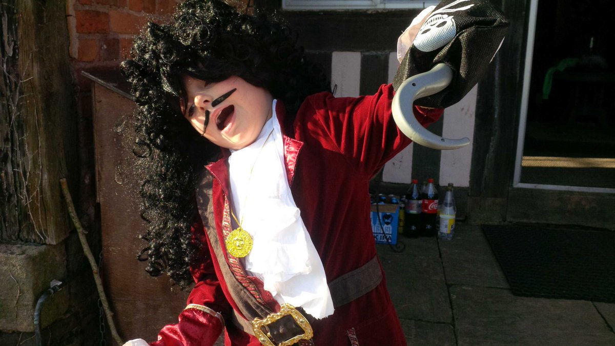 Vikkigoodall's tweet photo. This is the best pirate I have ever seen @kassydignam https://t.co/CF1j0L9CV3