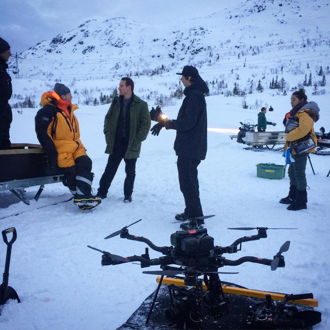 beatles_fass's tweet photo. NEW "On set with director #Alfredson and Michael #Fassbender for #TheSnowman."
#snømannen #LifeOnSet https://t.co/zmmXeLVbGX