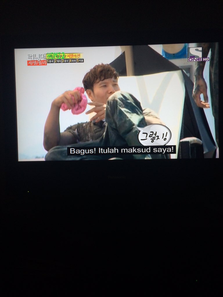 Missmiraa1's tweet photo. Masih setia layan runningman #teamjongkook https://t.co/GDnn0ieXJj