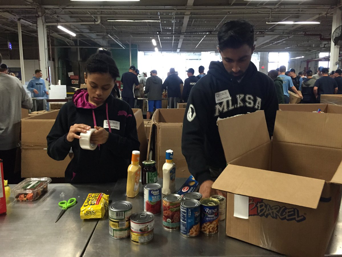 MLKScholars's tweet photo. MLKSA providing service on Saturday at The Community Food Bank in Hillside, NJ. https://t.co/Dlj7eJriB9