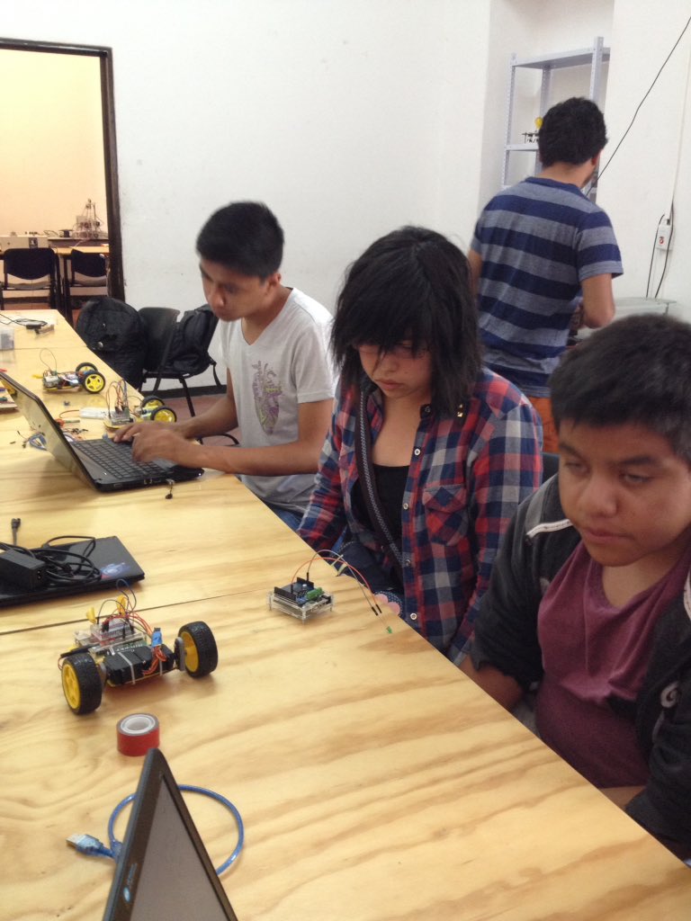hipercubofce's tweet image. ¡Probando Blink! #ArduinoD2016
