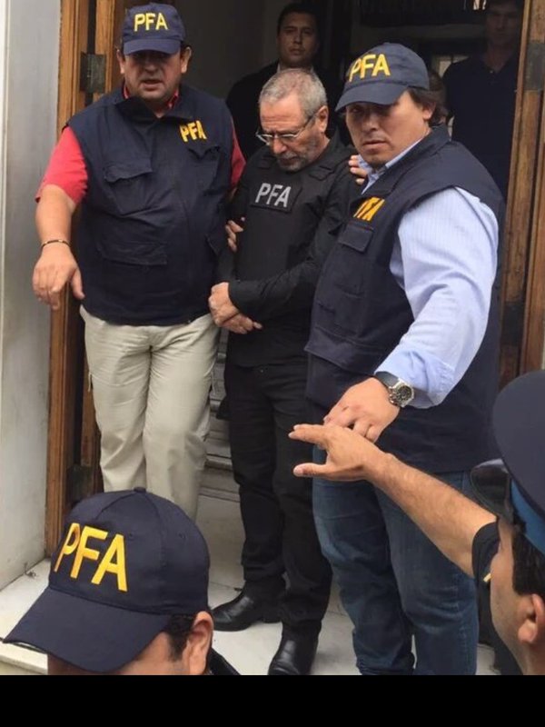 AleXCambiemos's tweet image. #RicardoJaime DEJO EL CARGO HACE 7 AÑS,ATIBORRADO D CAUSAS,HABIA 1 "PARAGUAS"JUDICIAL?O DESPERTO L JUSTICIA D GOLPE