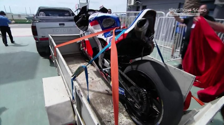 Moto-GP... - Page 40 CfDZlFFWAAArESt