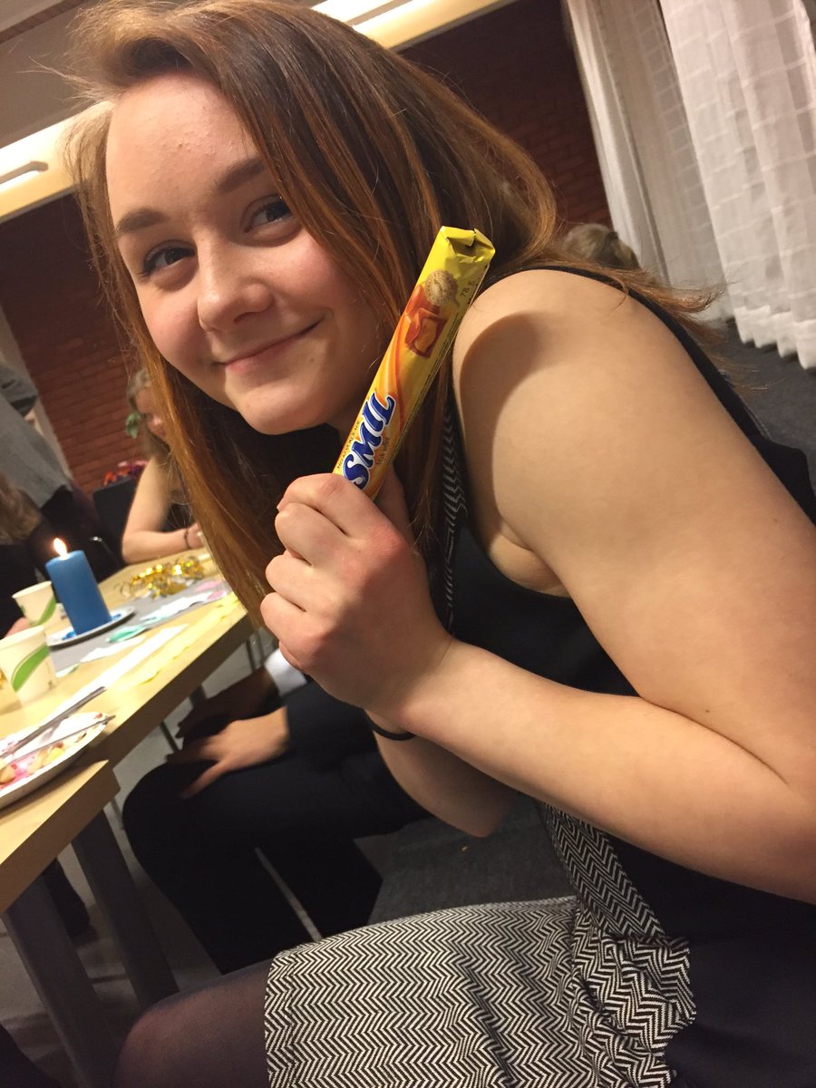 malungdom's tweet photo. Søre Sunnmøre Malungdom smilar og presterar når det gjeld Landsmøtebingo #SmilduvantSmil #nmulm16 https://t.co/fVOIrZxgKd