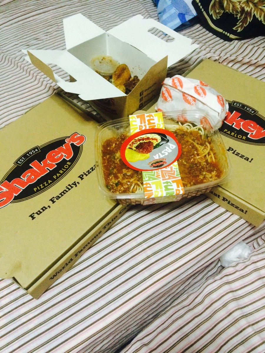 Nhielwhuuut's tweet photo. Nyay 🐷🐽 #midnights #MidnightSpecial #MidnightShuffle #pigout @karlitayaneh https://t.co/qUkuB9kbtI