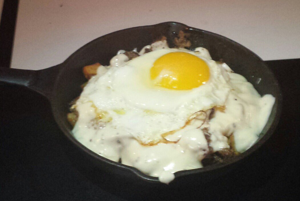 WhiteFlagTulsa's tweet photo. BRUNCH! Breakfast Skillet!House hashbrowns breakfast sausage white gravy and an over easy egg.  #brunch https://t.co/9BLbqWZdEI