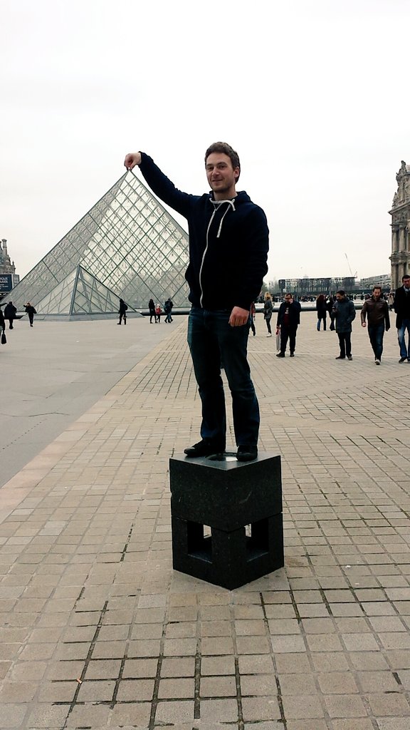 LovickLucy's tweet photo. My little nerd playing at the #Louvre https://t.co/EsuwnhvJTL