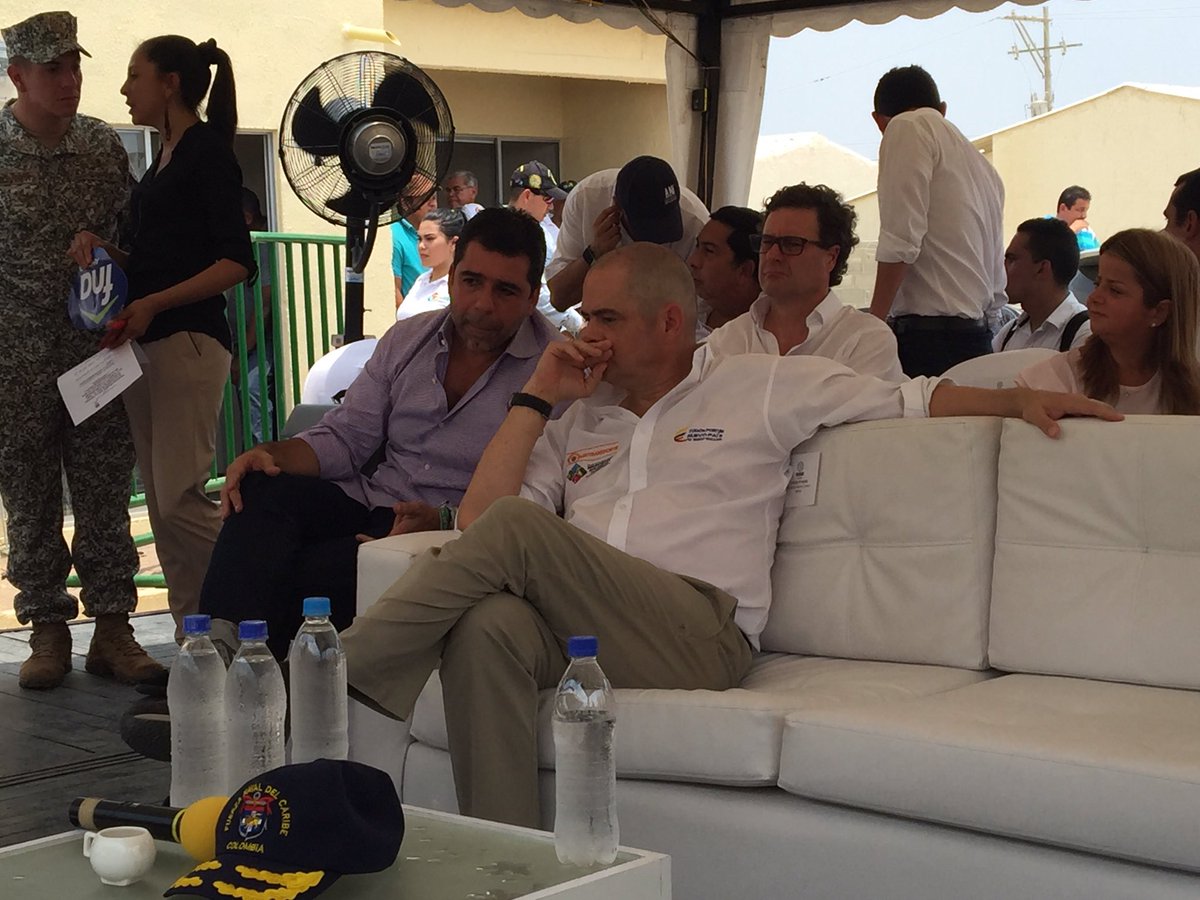 #AEstaHora <a href="/German_Vargas/">Germán Vargas Lleras</a> entrega casas en <a href="/villaolimpicaCP/">Villa Olimpica</a> <a href="/FlorezLucy/">Lucy Florez</a>