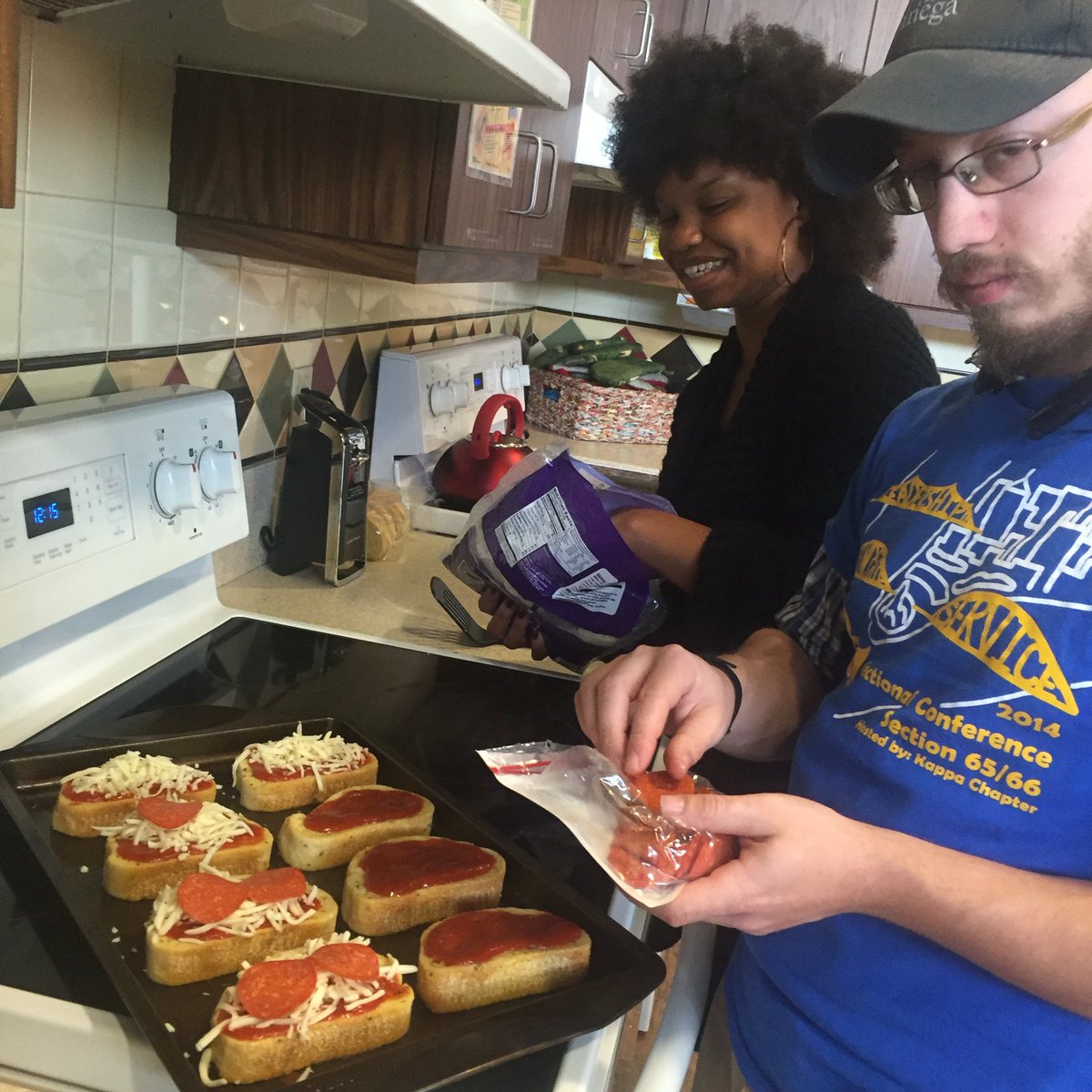 caluapo's tweet photo. #ΑΦΩ preparing lunch at #RMHC 🍕😋 #texastoastpizza #tossedsalad 😊🙃 @CalUVolunteer @caluactivities @CalUStuAffairs https://t.co/RbjmqZPfAk