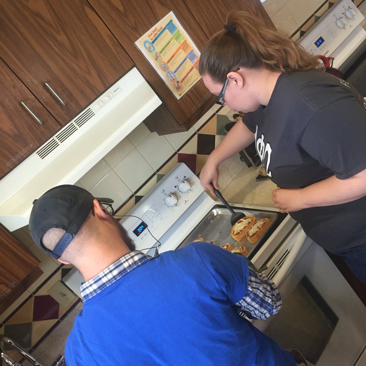 caluapo's tweet photo. #ΑΦΩ preparing lunch at #RMHC 🍕😋 #texastoastpizza #tossedsalad 😊🙃 @CalUVolunteer @caluactivities @CalUStuAffairs https://t.co/RbjmqZPfAk