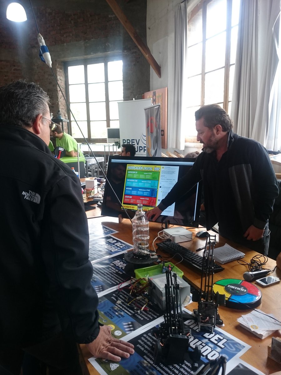 PAWAcl's tweet image. #PAWAdictos! Nos encontramos en @stgomakerspace, donde se celebra el #DiaDelArduino #ArduinoDay. Es hasta las 18 hrs