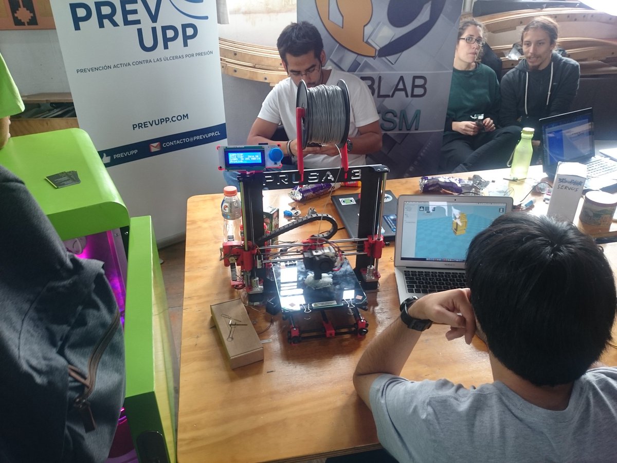 PAWAcl's tweet image. #PAWAdictos! Nos encontramos en @stgomakerspace, donde se celebra el #DiaDelArduino #ArduinoDay. Es hasta las 18 hrs