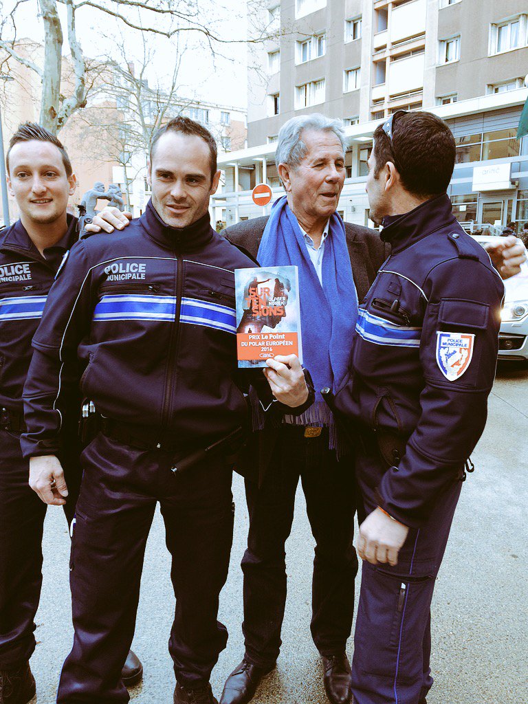 #JeanLouisDebré, Pdt du #PrixDuPolarEuropéen @LePoint à #Lyon avec le livre primé @OlivierNorek @QuaisPolar