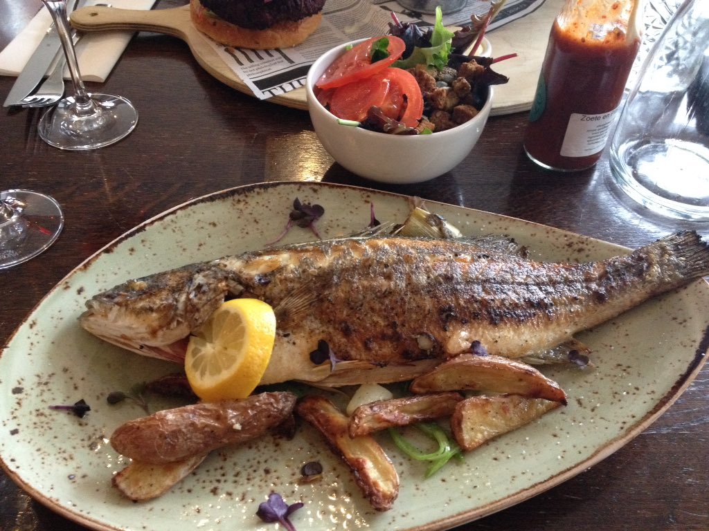 RachelleEerhart's tweet photo. Na #ERgroeit eten met de #BosBaas bij @HotelStroom, allemaal @Rechtstreex producten op de kaart! https://t.co/Z7RyzarnJ3