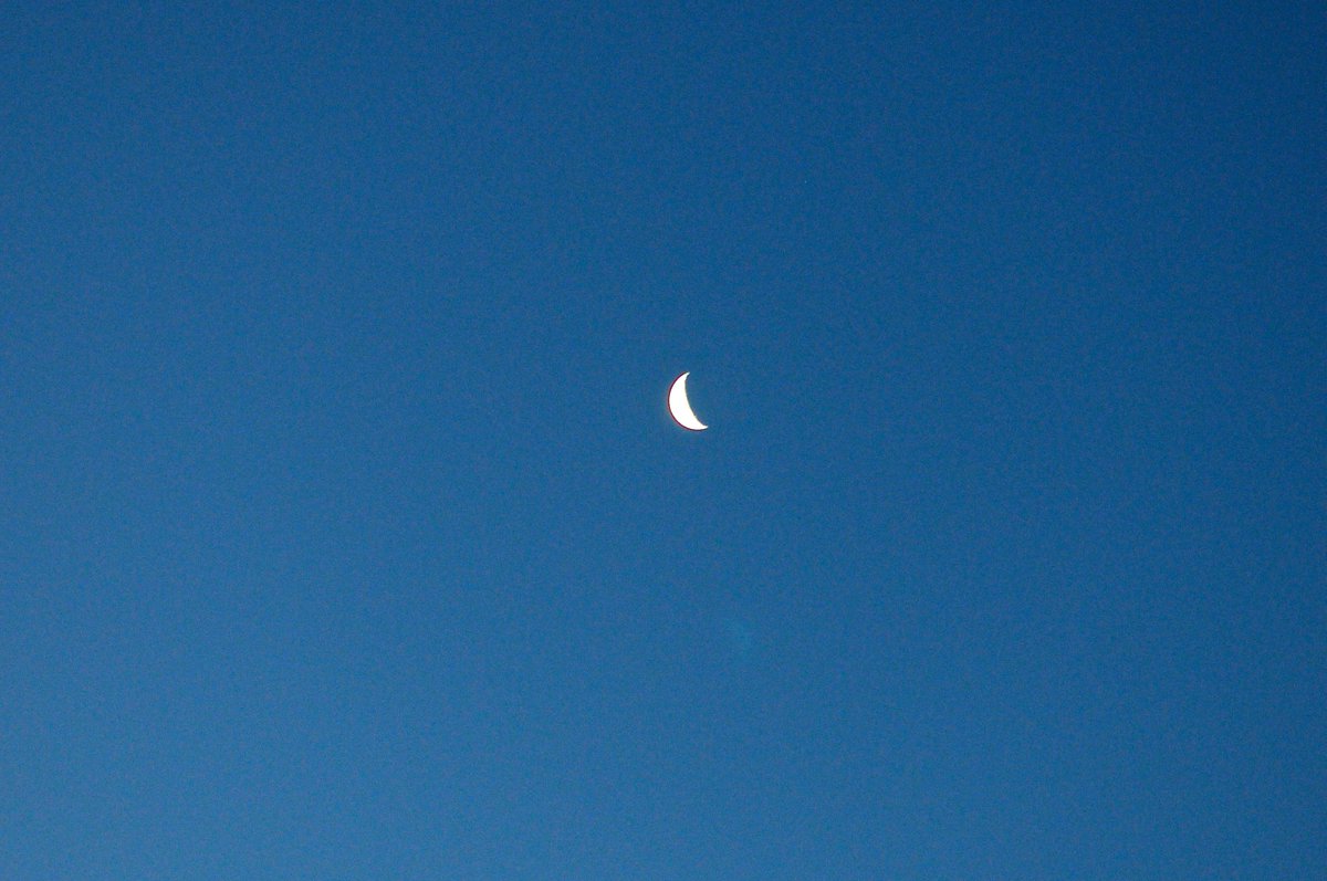 Sliver of #Moon shinin’bright... #sunrise #Malibu,#magical #mornin!#Peacefulparadise #beachlife #MyDayInLA #blessed