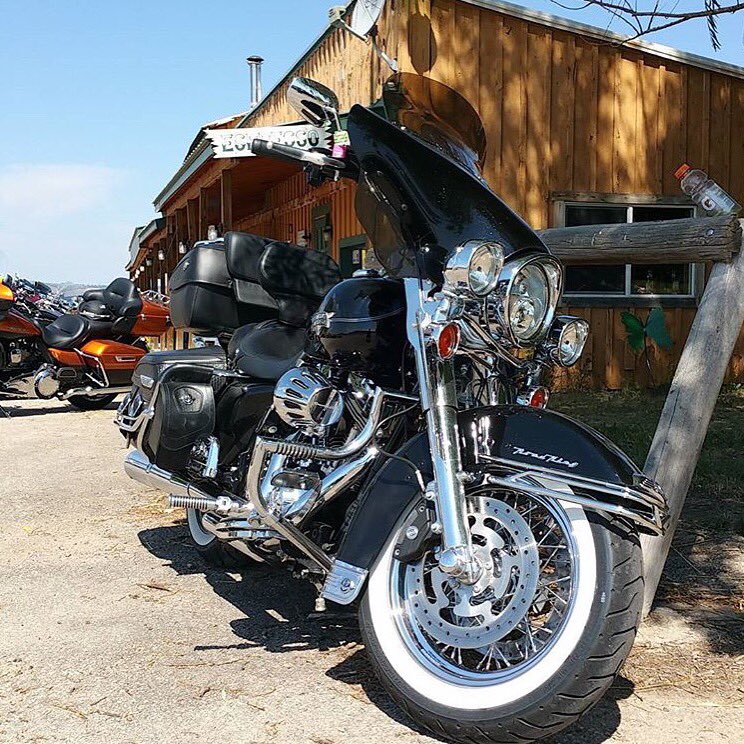 memshades's tweet photo. Shout out to @amayacrazy for tagging us in shots of his #RoadKing #ShadesShoutOut #FLHRC #FLHR #BatwingFairing https://t.co/p6rqtJ4zKe