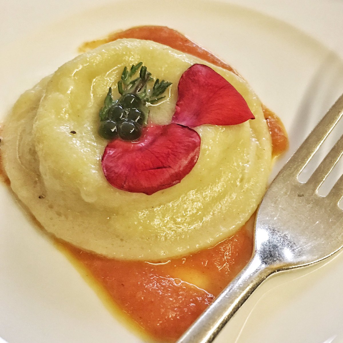 lalessiuccia's tweet photo. Raviolo con ripieno di # baccalà, limone, timo e sfere di basilico by @umbertonocito @ChefMolon 👍🏻 https://t.co/hjCK6lHqR7