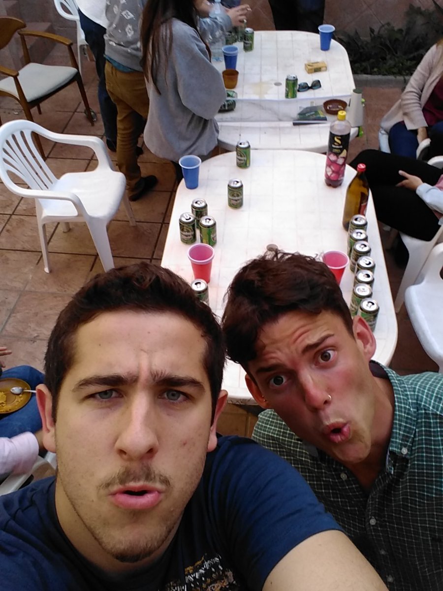 Davilillo_10's tweet photo. Campeones de BeerPong @raiklander  #vsErasmus #damemijamon #nohayquiennosgane https://t.co/fotCBro4KE