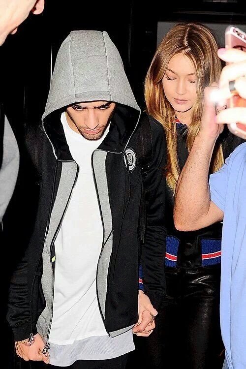 Planet1DNews's tweet photo. Nuevas fotos de Zayn y Gigi la noche de ayer en Nueva York.

#Directioners #BestFanArmy #iHeartAwards 

-I🌸 https://t.co/Z0mhZO5VM9
