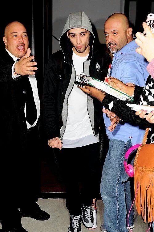 Planet1DNews's tweet photo. Nuevas fotos de Zayn y Gigi la noche de ayer en Nueva York.

#Directioners #BestFanArmy #iHeartAwards 

-I🌸 https://t.co/Z0mhZO5VM9