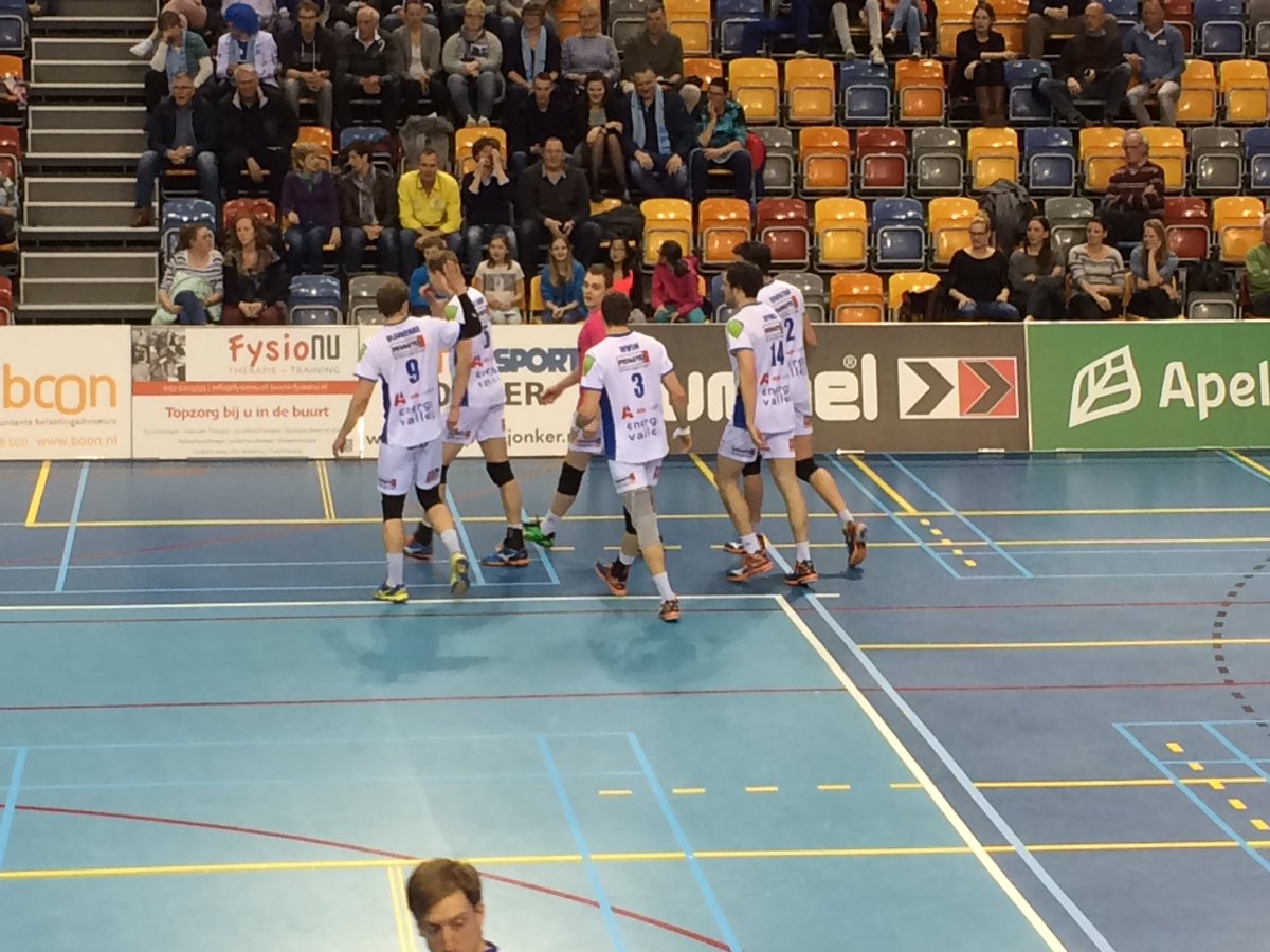 LycurgusVolley's tweet image. Via Van de Kamp set 1 met 25-20 gewonnen @Dynamovolleybal. #dynlyc #finallyc #enjoytheshow