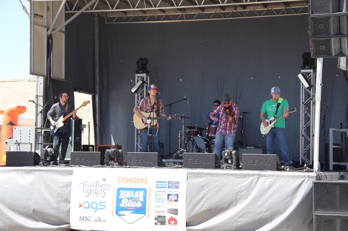 Chickasaw's tweet photo. There they are, the @LNOutlaws! #BreakontheBlue https://t.co/rAN9bf1U7Q